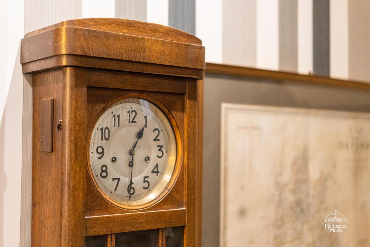 Burlington House Boutique Bed and Breakfast Oxford Eksteriør billede Clock in the lobby