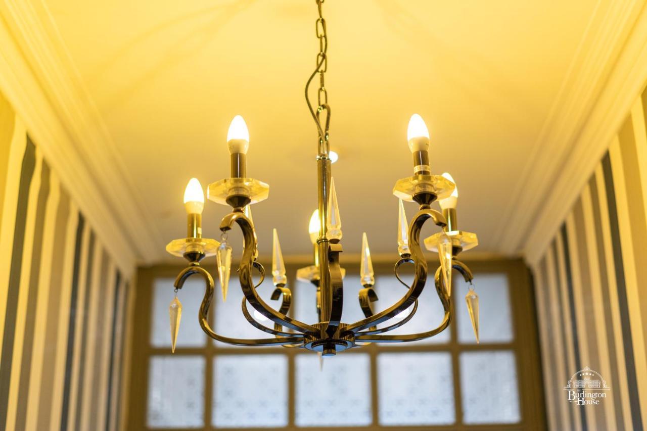 Burlington House Boutique Bed and Breakfast Oxford Eksteriør billede A chandelier