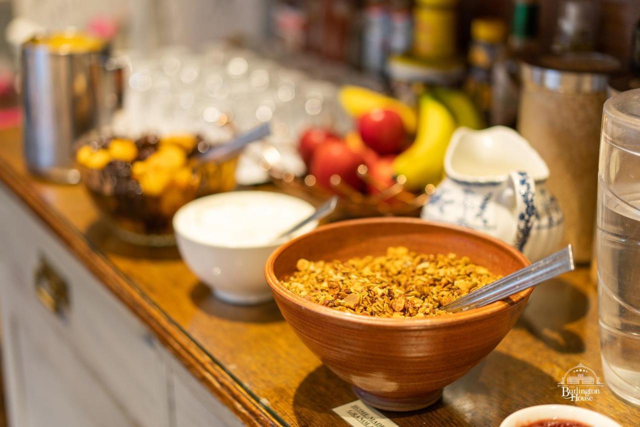 Burlington House Boutique Bed and Breakfast Oxford Eksteriør billede Breakfast buffet at the hotel