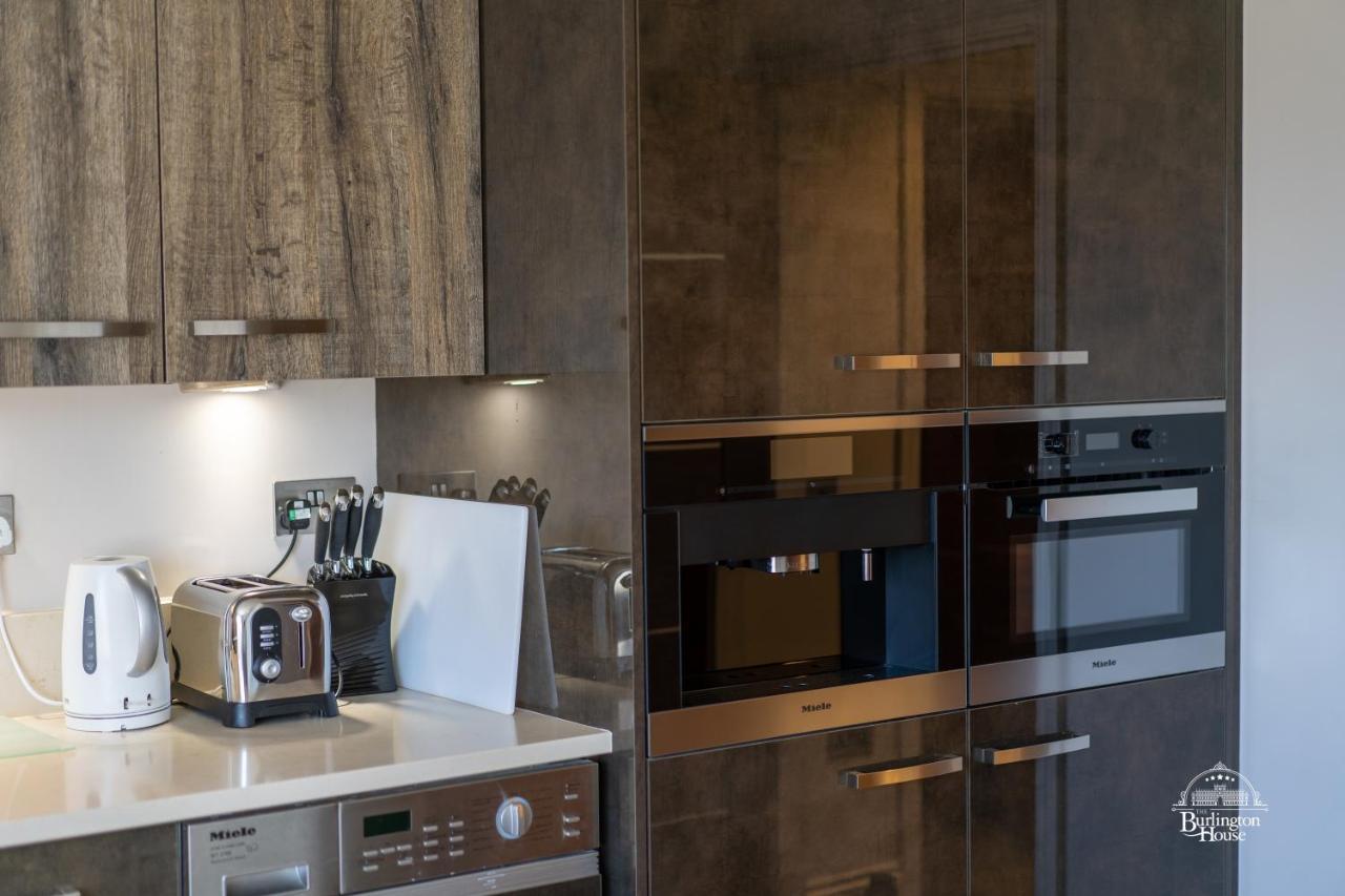 Burlington House Boutique Bed and Breakfast Oxford Eksteriør billede A kitchen with a built-in microwave oven