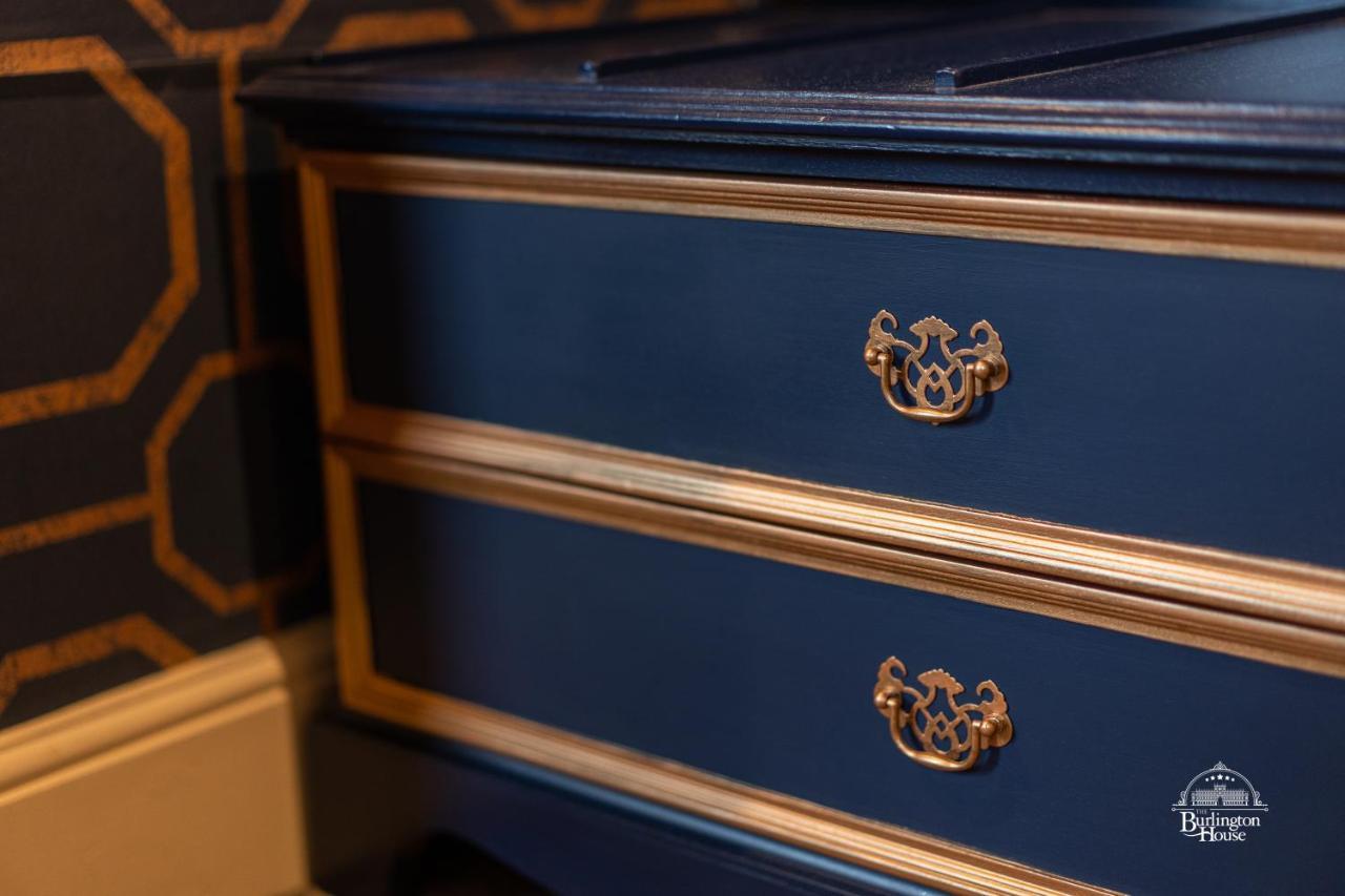 Burlington House Boutique Bed and Breakfast Oxford Eksteriør billede A piece of furniture painted in a blue and gold colour combination