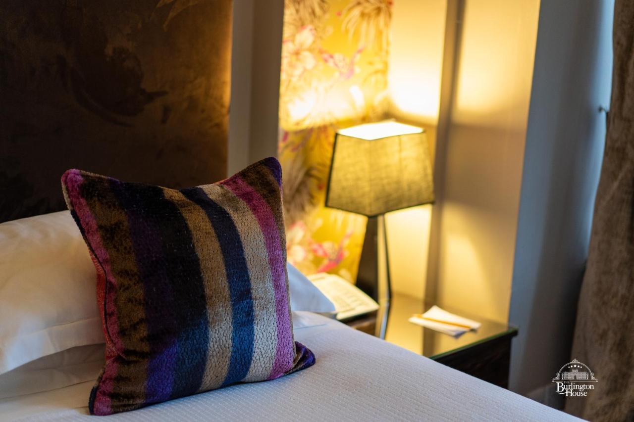 Burlington House Boutique Bed and Breakfast Oxford Eksteriør billede A throw pillow