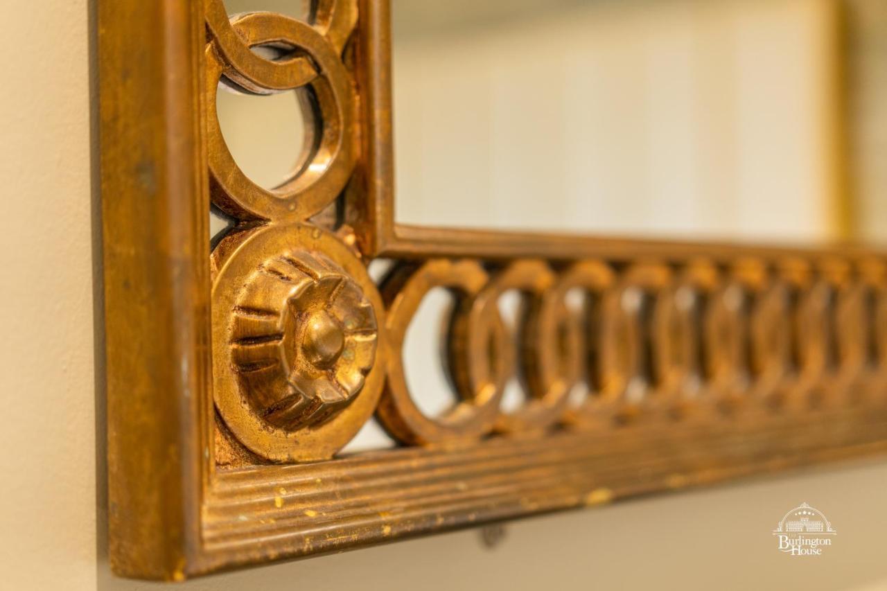 Burlington House Boutique Bed and Breakfast Oxford Eksteriør billede Detail of the mirror frame