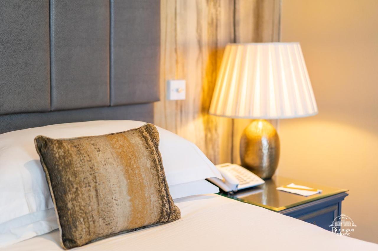Burlington House Boutique Bed and Breakfast Oxford Eksteriør billede A lamp on a bedside table