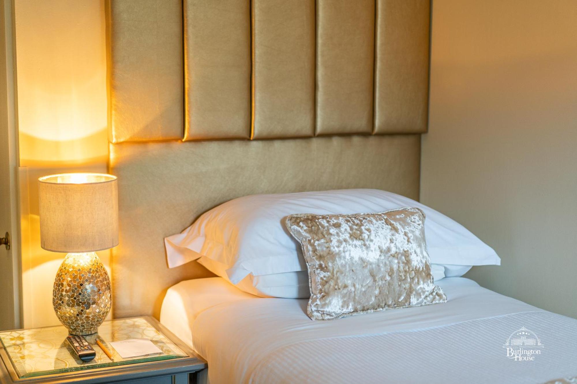Burlington House Boutique Bed and Breakfast Oxford Værelse billede A bed with a headboard