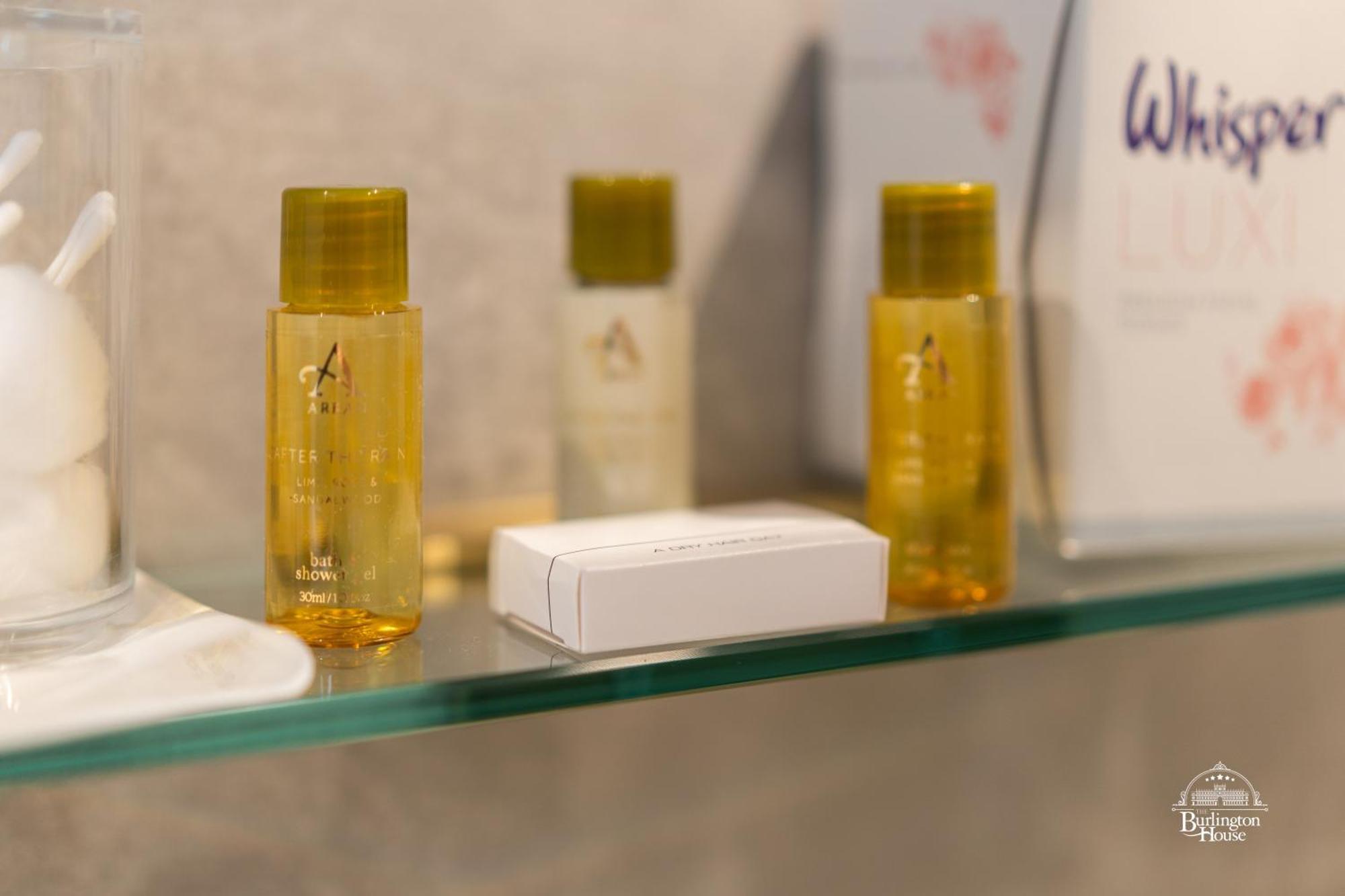 Burlington House Boutique Bed and Breakfast Oxford Værelse billede A selection of amenities by the brand
