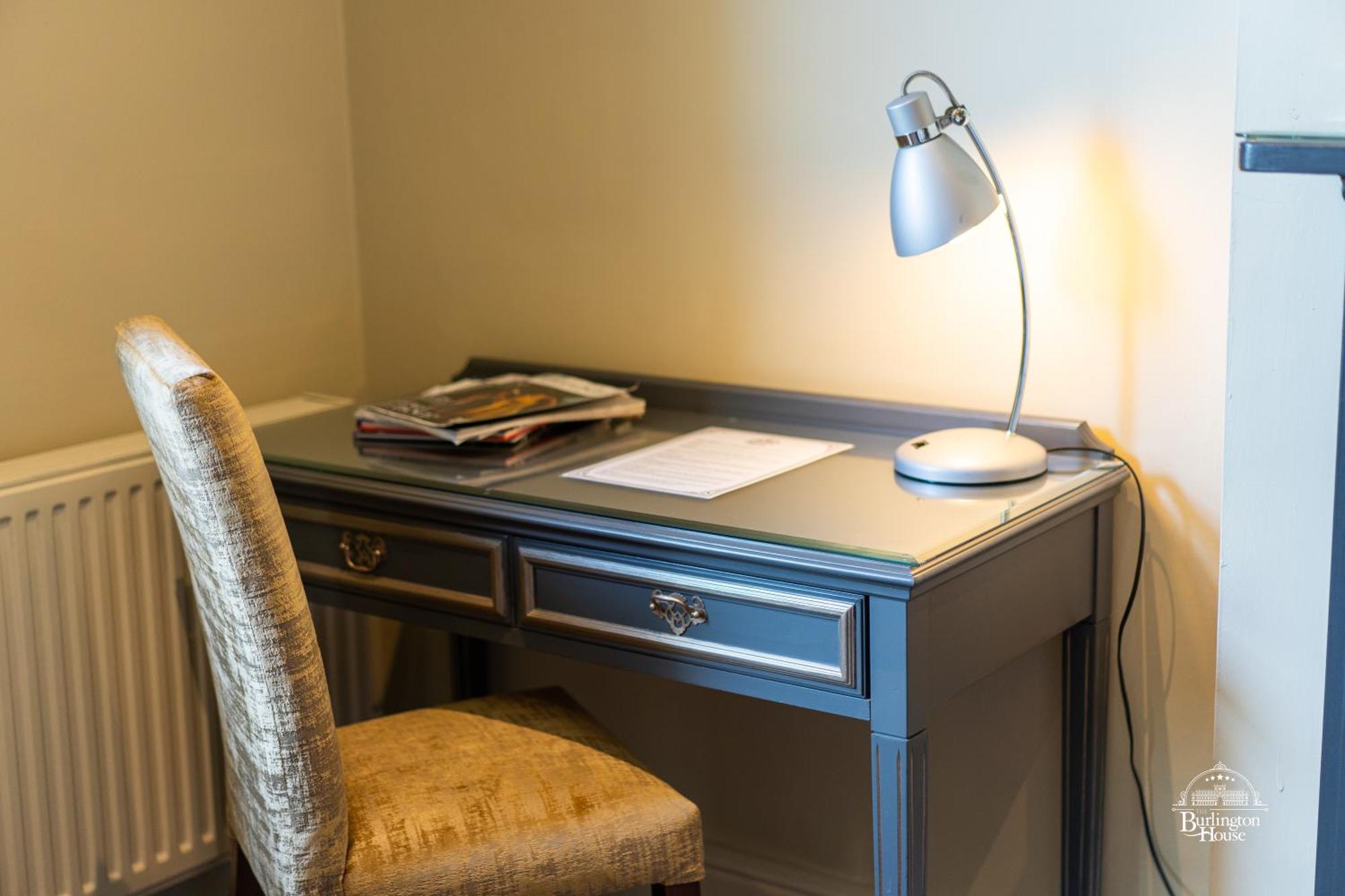 Burlington House Boutique Bed and Breakfast Oxford Værelse billede A desk lamp