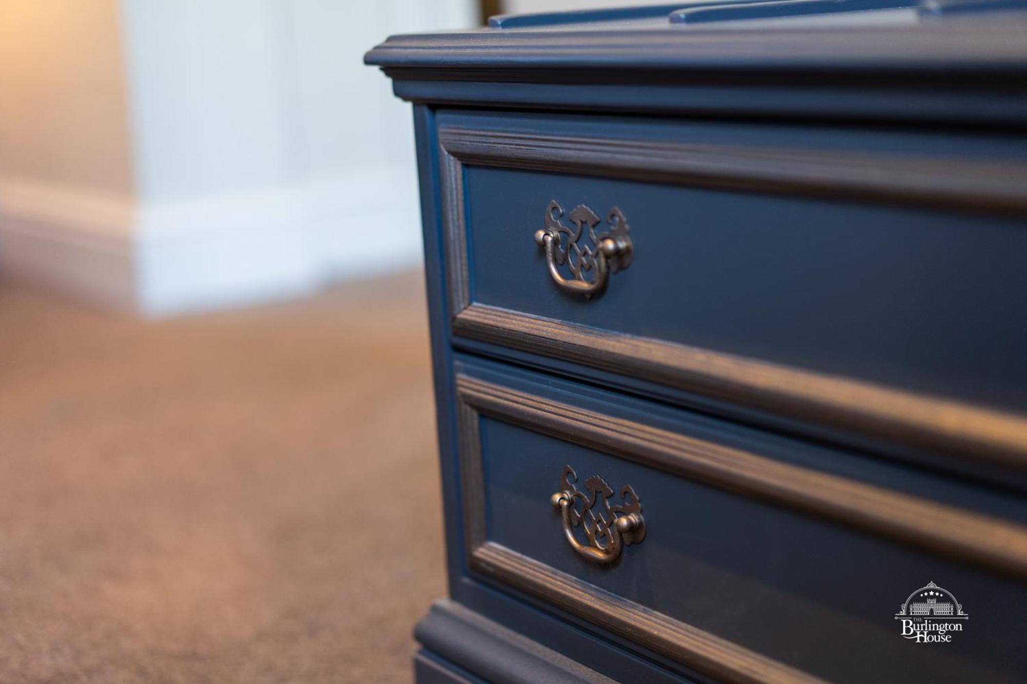 Burlington House Boutique Bed and Breakfast Oxford Værelse billede A blue painted nightstand