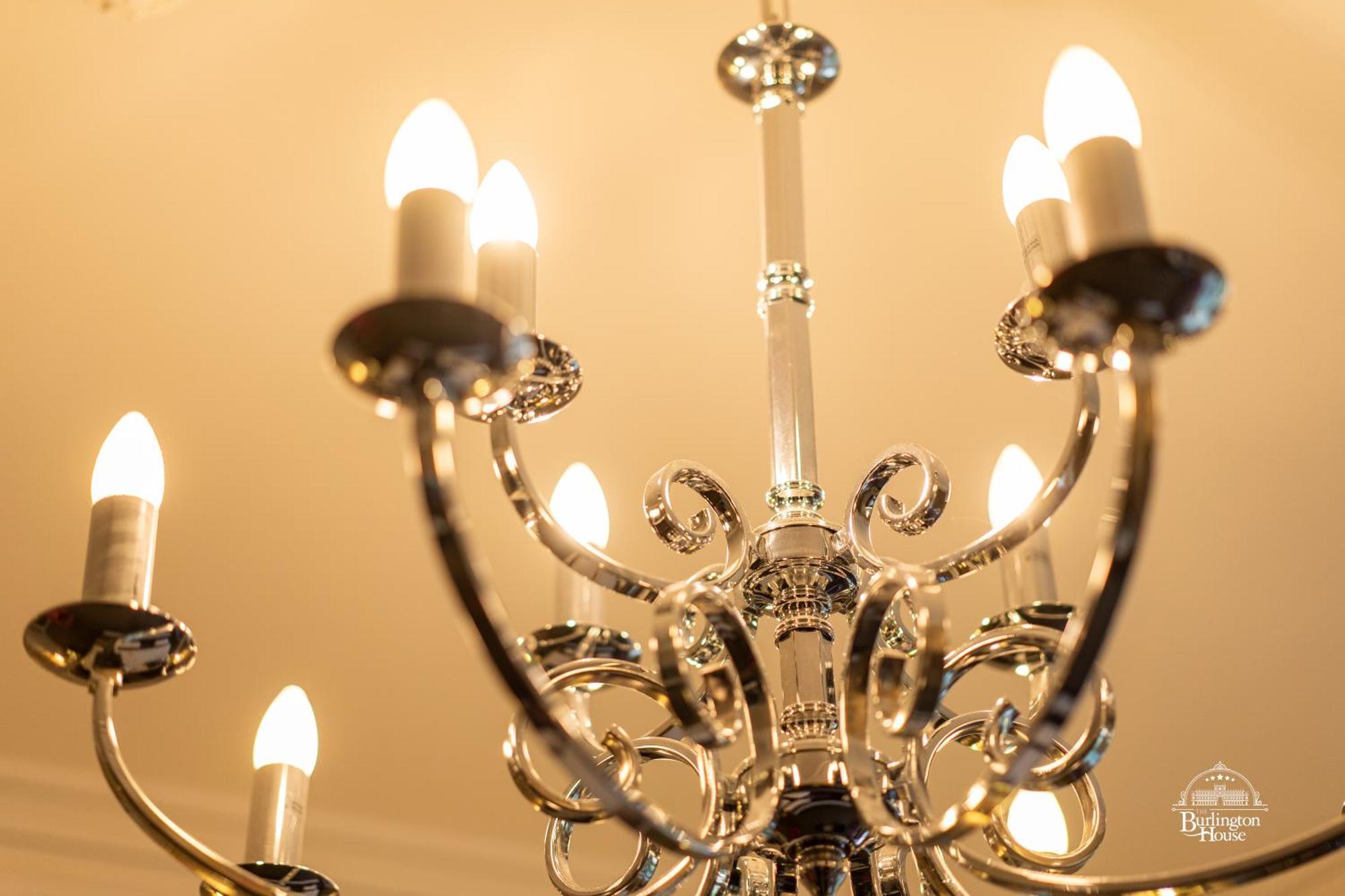 Burlington House Boutique Bed and Breakfast Oxford Værelse billede A chandelier