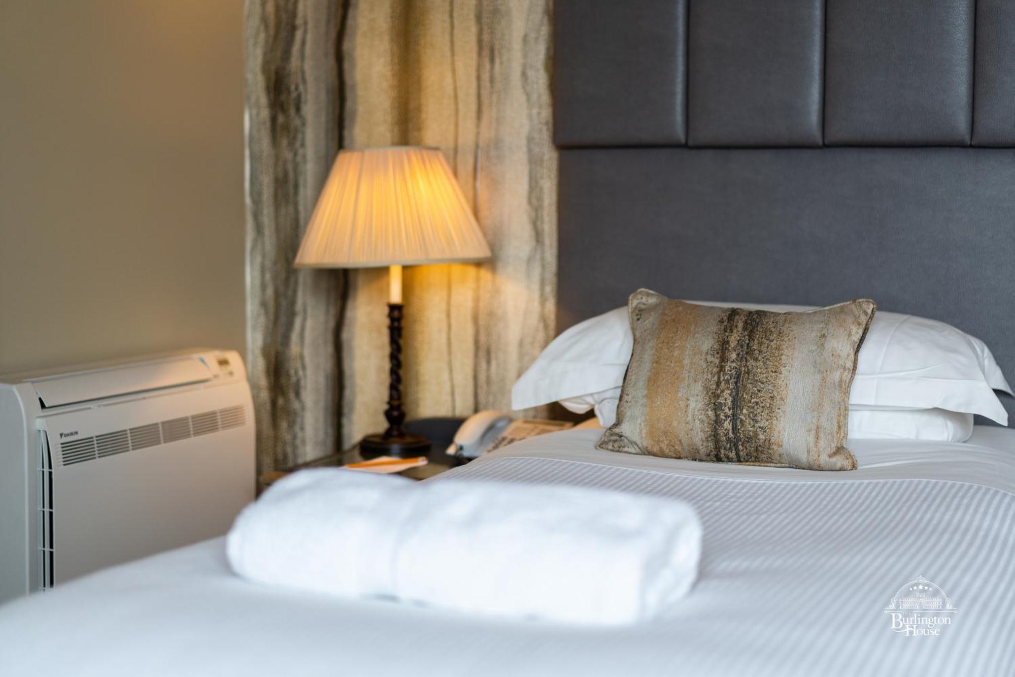Burlington House Boutique Bed and Breakfast Oxford Værelse billede A bed with a lamp and a pillow