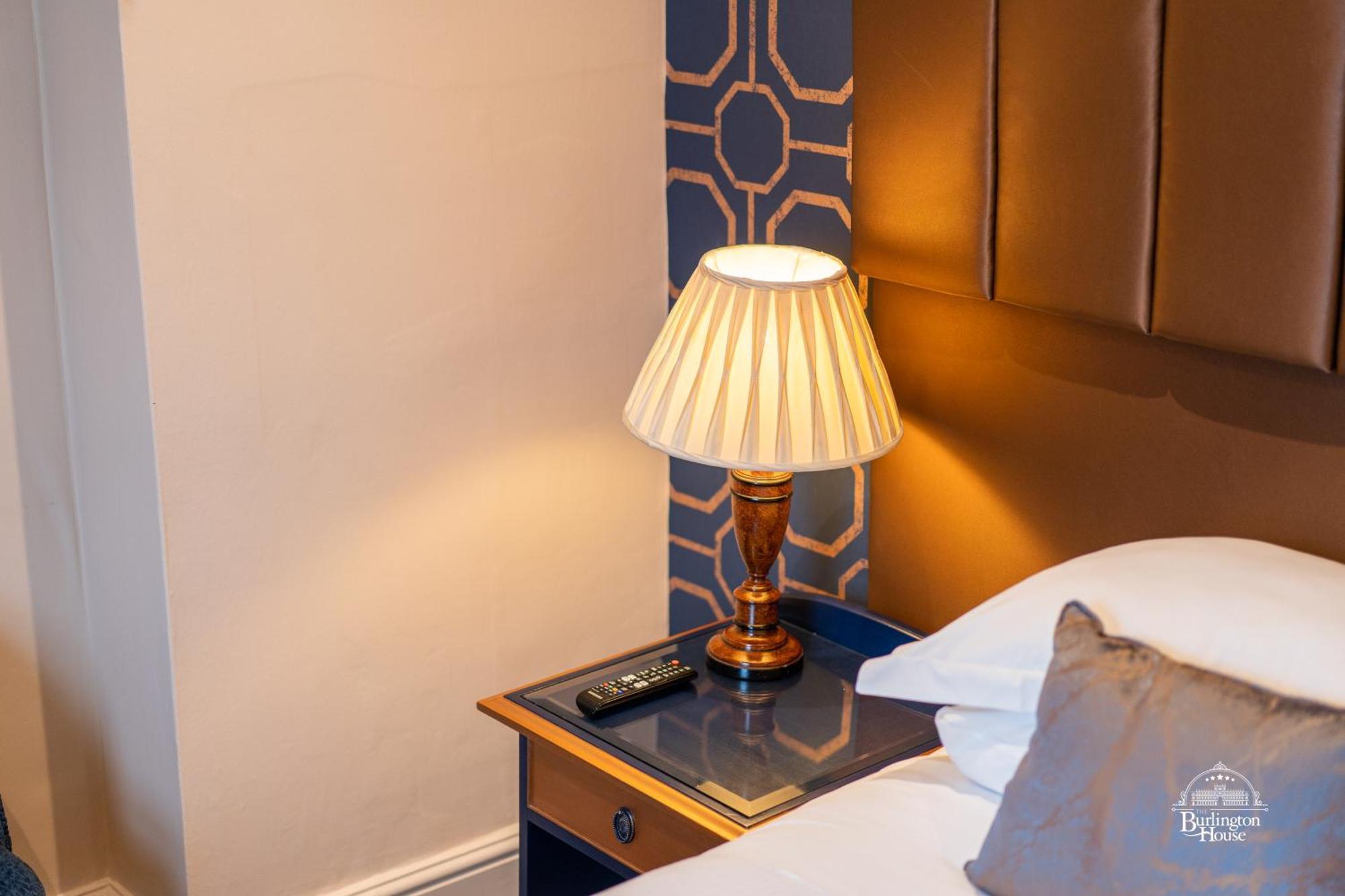 Burlington House Boutique Bed and Breakfast Oxford Værelse billede A table lamp