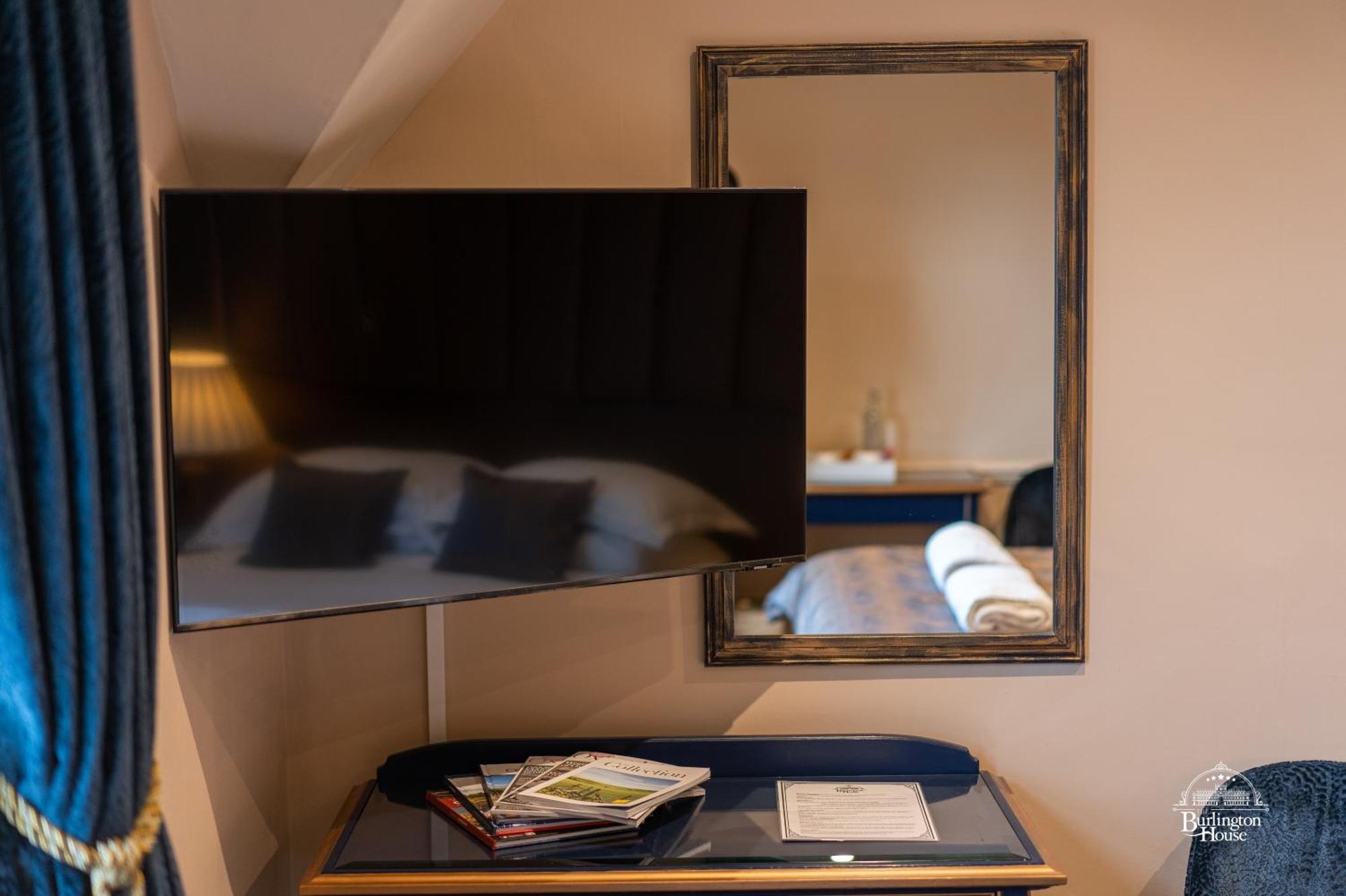 Burlington House Boutique Bed and Breakfast Oxford Værelse billede A television in a hotel room