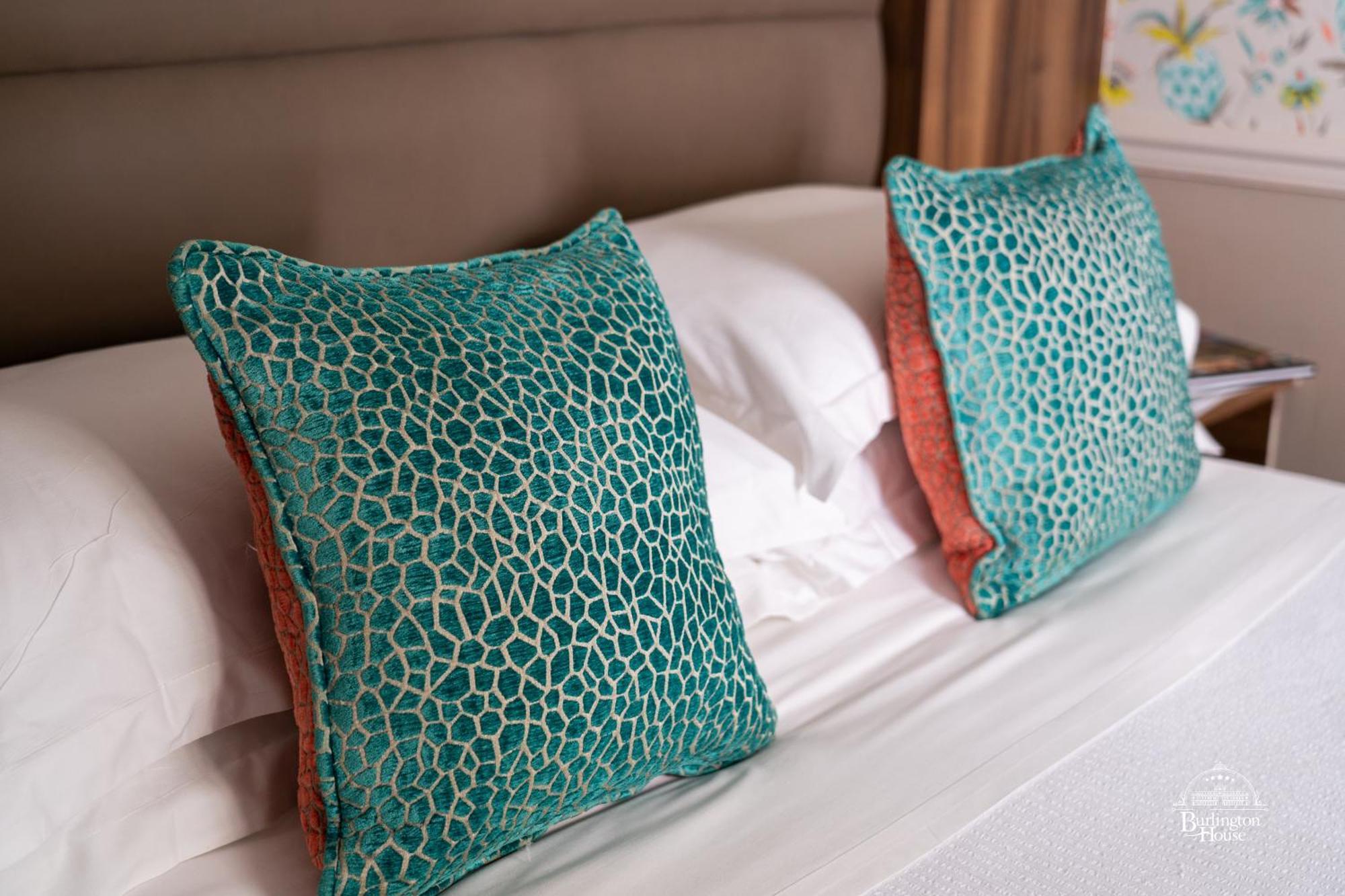 Burlington House Boutique Bed and Breakfast Oxford Værelse billede Cushions made from genuine stingray leather